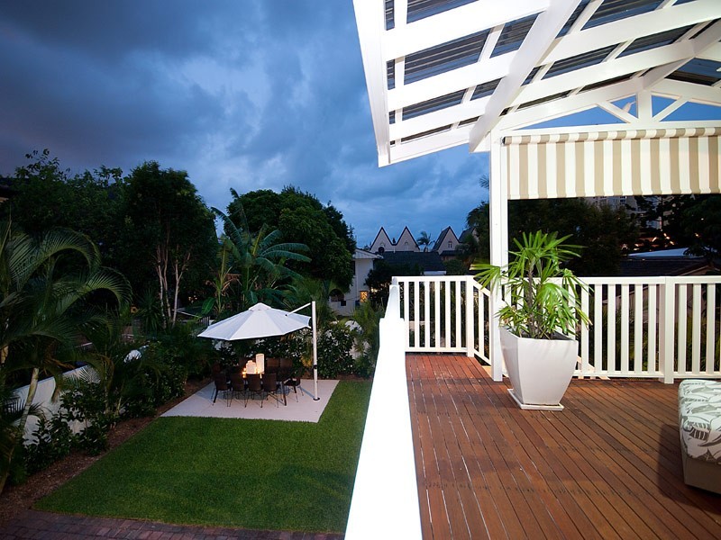 49 WOODROFFE AVENUE, Main Beach QLD 4217