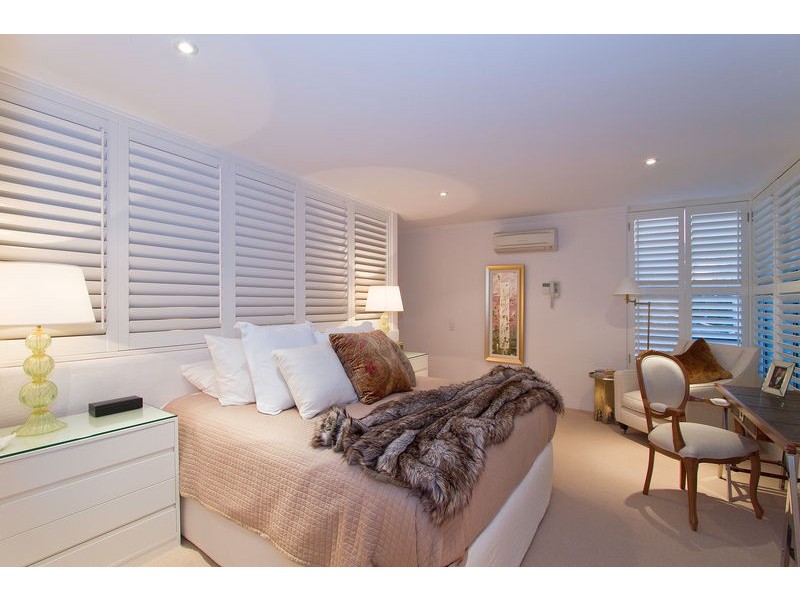 46-48 PEAK AVENUE, Main Beach QLD 4217