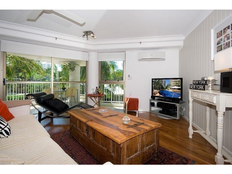 2/20 CRONIN AVENUE, Main Beach QLD 4217