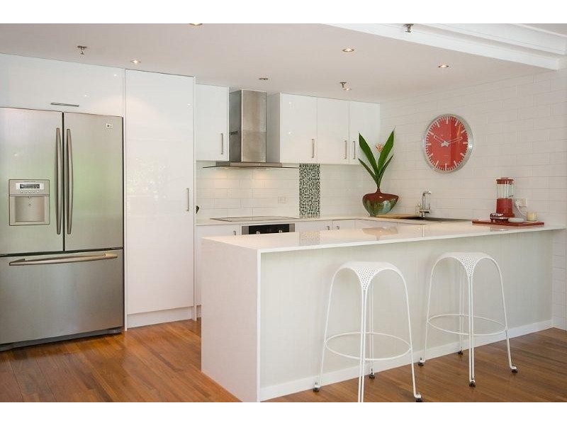 2/20 CRONIN AVENUE, Main Beach QLD 4217