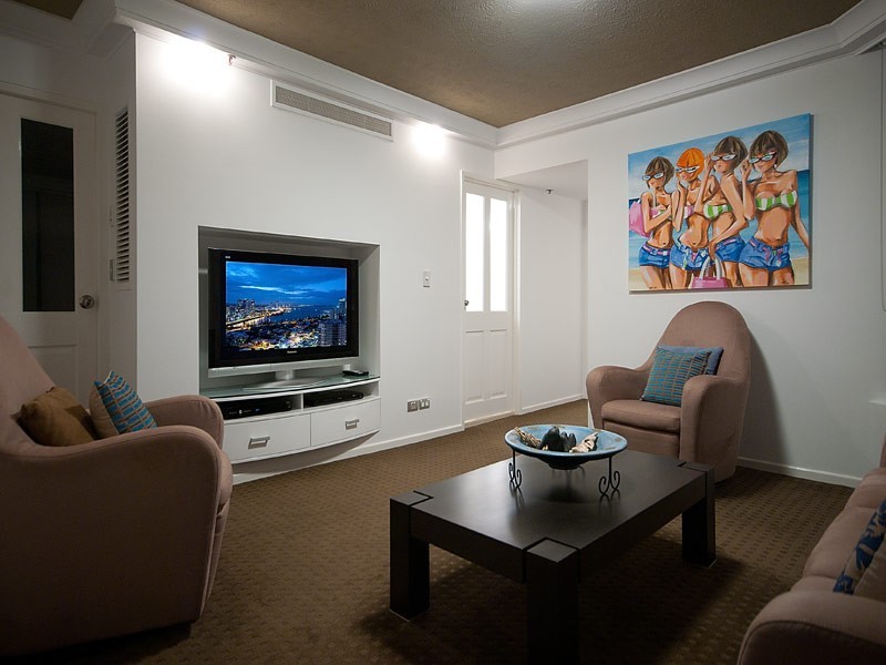 20 CRONIN AVENUE, Main Beach QLD 4217