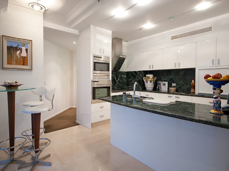 20 CRONIN AVENUE, Main Beach QLD 4217