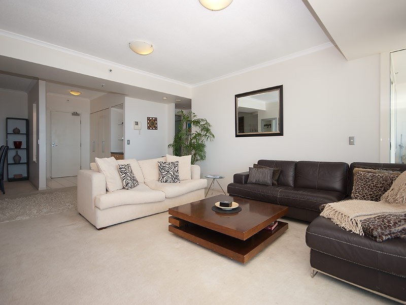 1 LENNIE AVENUE, Main Beach QLD 4217