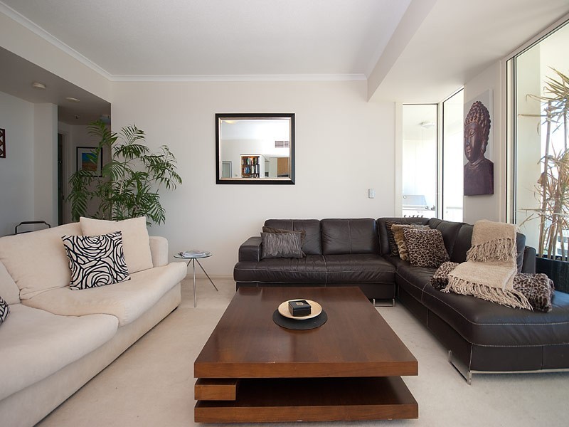 1 LENNIE AVENUE, Main Beach QLD 4217