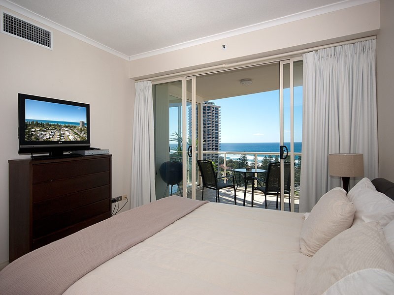 1 LENNIE AVENUE, Main Beach QLD 4217