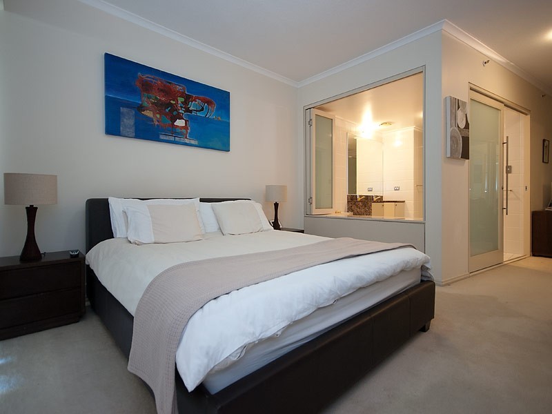 1 LENNIE AVENUE, Main Beach QLD 4217