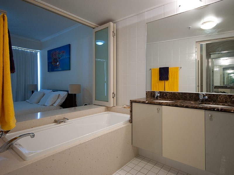 1 LENNIE AVENUE, Main Beach QLD 4217