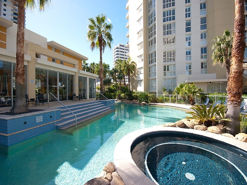 1 LENNIE AVENUE, Main Beach QLD 4217