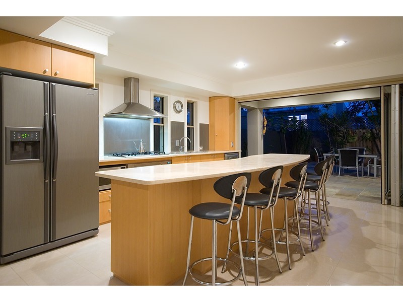 2/60 WOODROFFE AVENUE, Main Beach QLD 4217