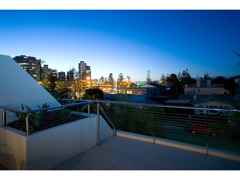 2/60 WOODROFFE AVENUE, Main Beach QLD 4217