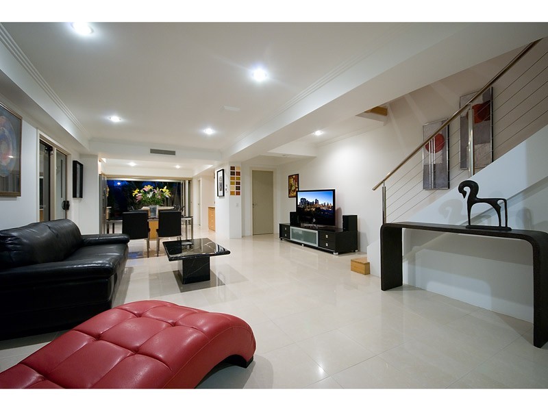 2/60 WOODROFFE AVENUE, Main Beach QLD 4217