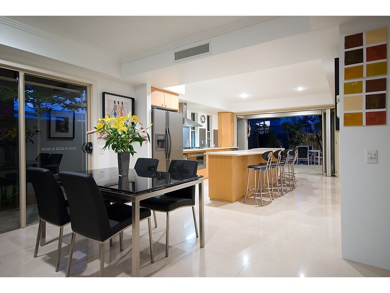 2/60 WOODROFFE AVENUE, Main Beach QLD 4217