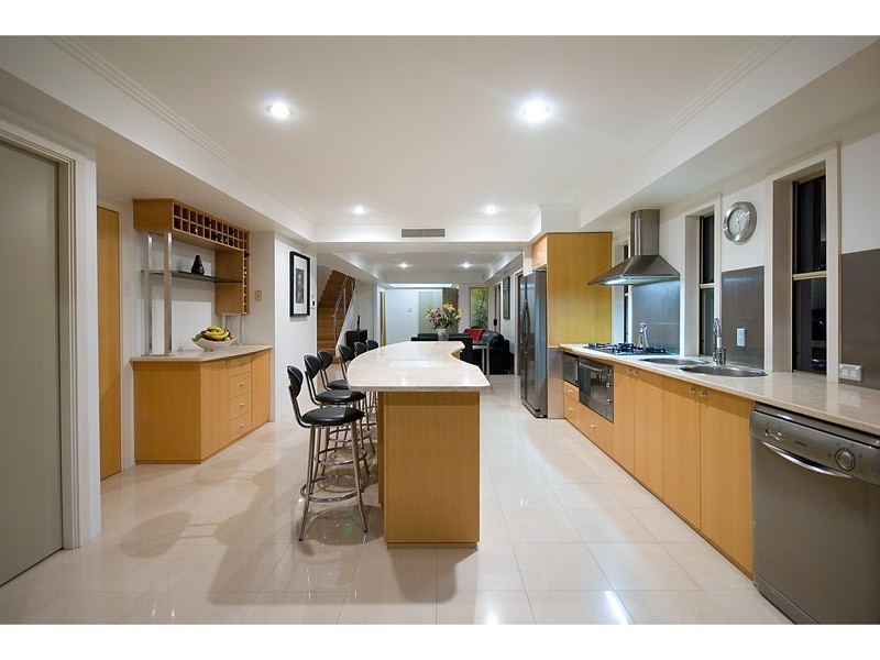 2/60 WOODROFFE AVENUE, Main Beach QLD 4217