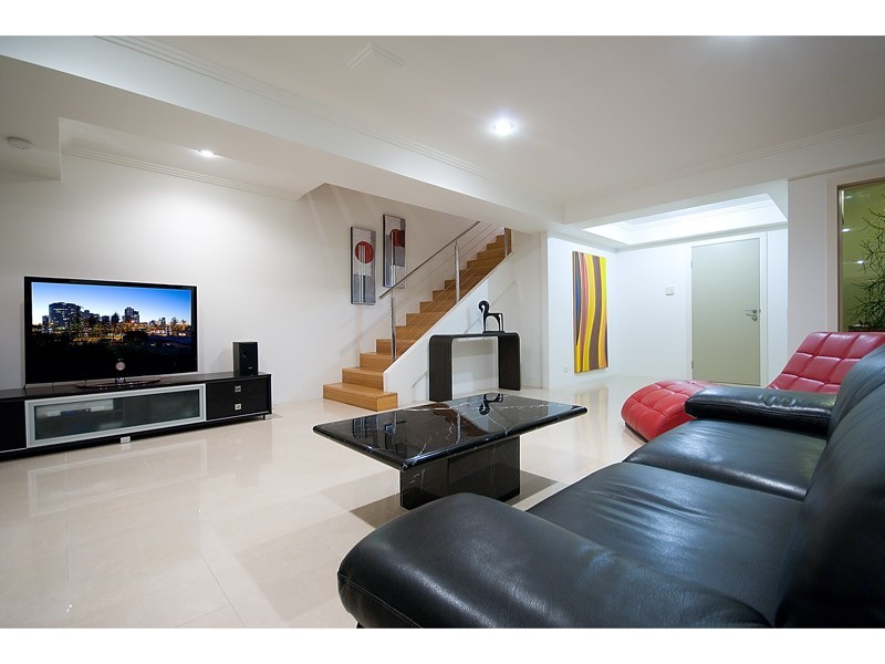 2/60 WOODROFFE AVENUE, Main Beach QLD 4217