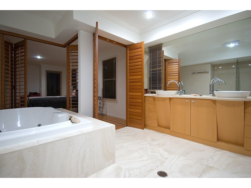 2/60 WOODROFFE AVENUE, Main Beach QLD 4217