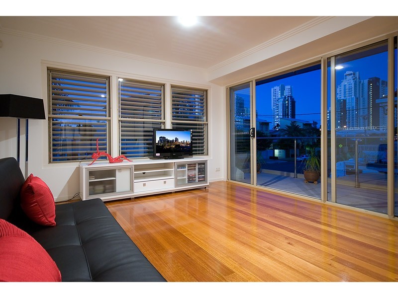 2/60 WOODROFFE AVENUE, Main Beach QLD 4217