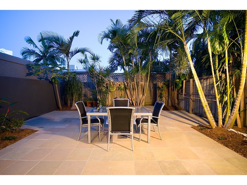 2/60 WOODROFFE AVENUE, Main Beach QLD 4217