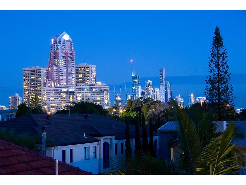 2/60 WOODROFFE AVENUE, Main Beach QLD 4217