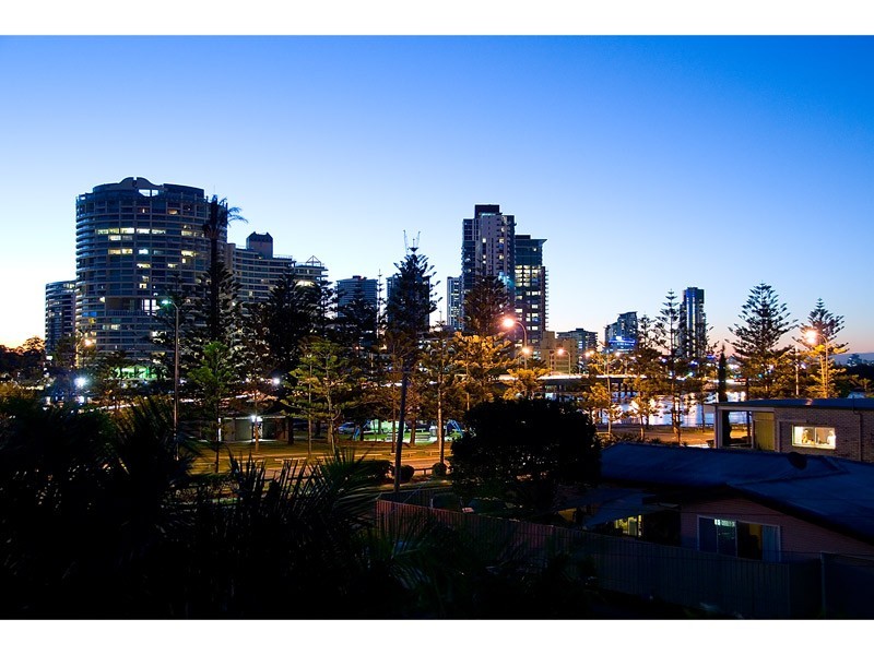 2/60 WOODROFFE AVENUE, Main Beach QLD 4217