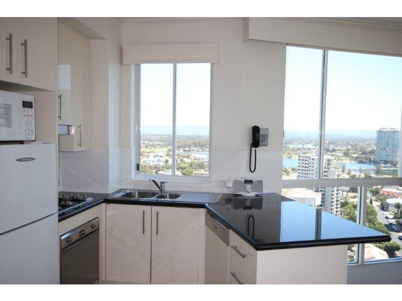 5 WOODROFFE AVENUE, Main Beach QLD 4217