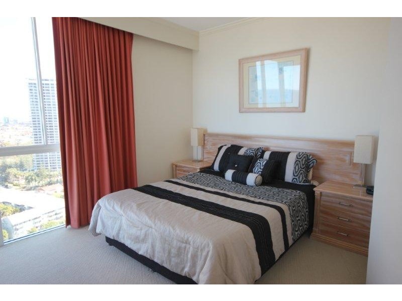 5 WOODROFFE AVENUE, Main Beach QLD 4217