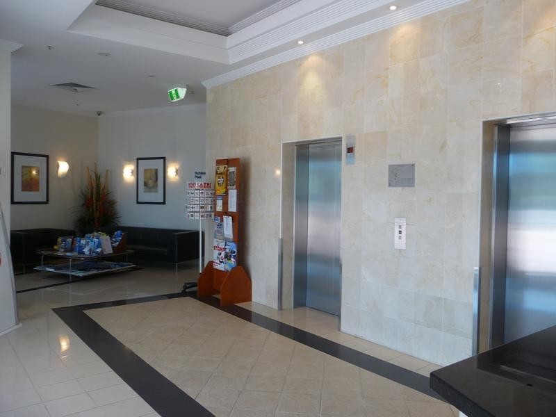 5 WOODROFFE AVENUE, Main Beach QLD 4217