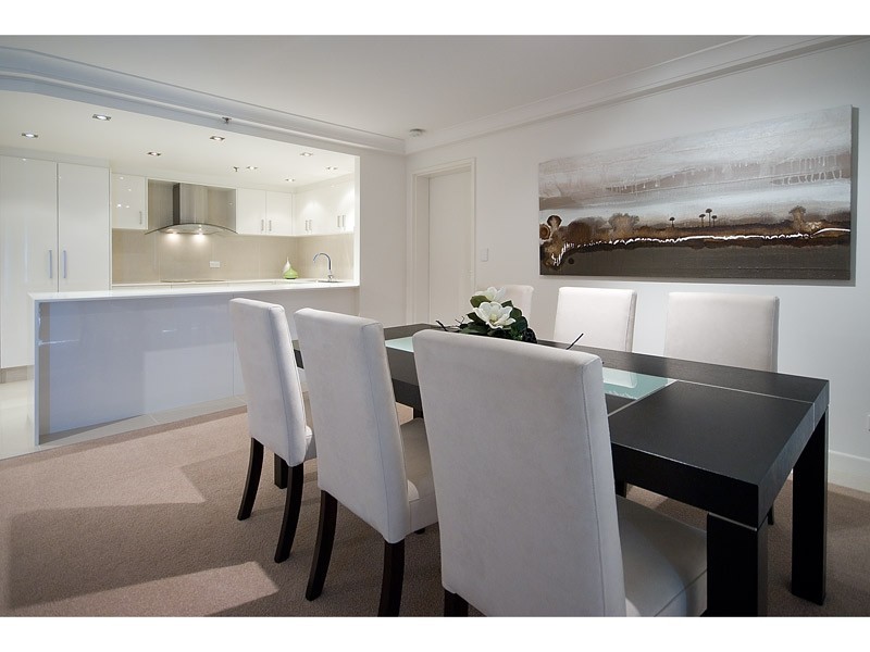 20 CRONIN AVENUE, Main Beach QLD 4217