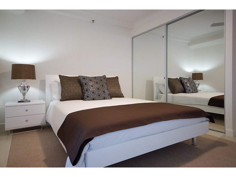 20 CRONIN AVENUE, Main Beach QLD 4217