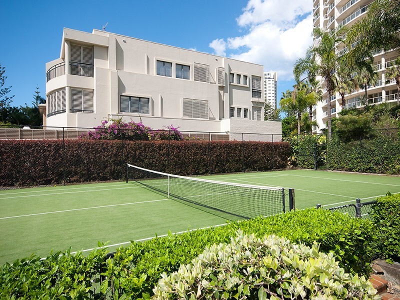 22 MONTGOMERY AVENUE, Main Beach QLD 4217