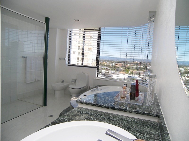 19 Peak Avenue ‘CALAIS’, Main Beach QLD 4217