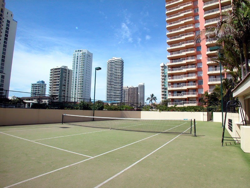 1 PEAK AVENUE, Main Beach QLD 4217