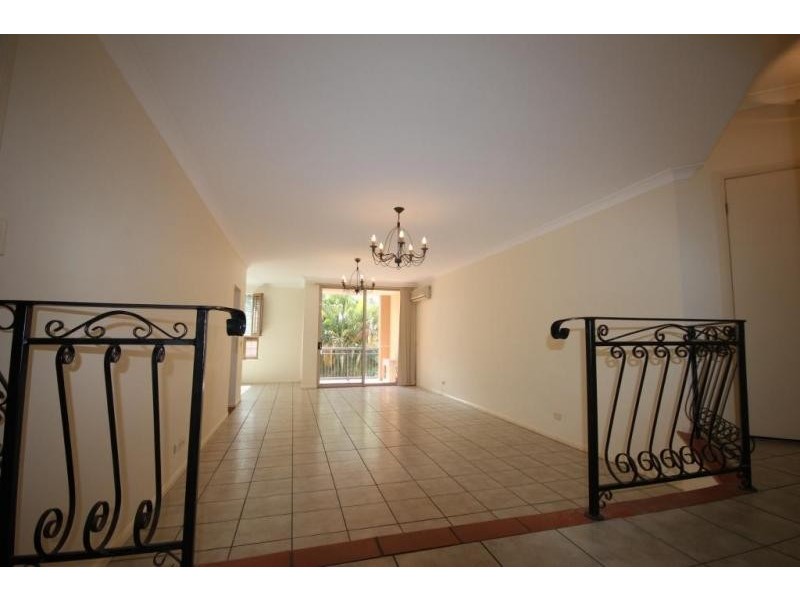 38 WOODROFFE AVENUE, Main Beach QLD 4217