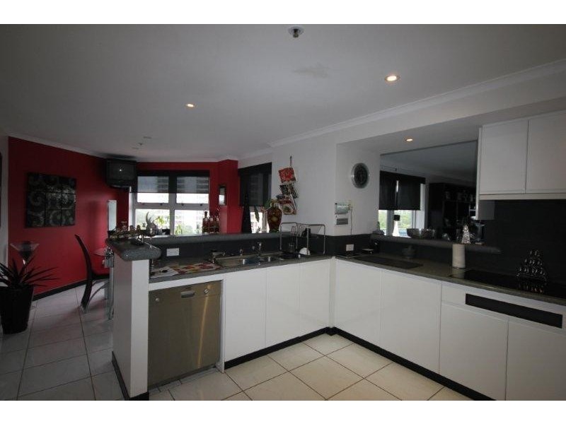 12 COMMODORE DRIVE, Paradise Waters QLD 4217
