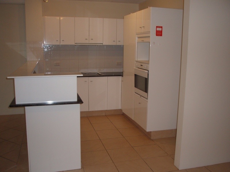 32 CRONIN AVENUE, Main Beach QLD 4217