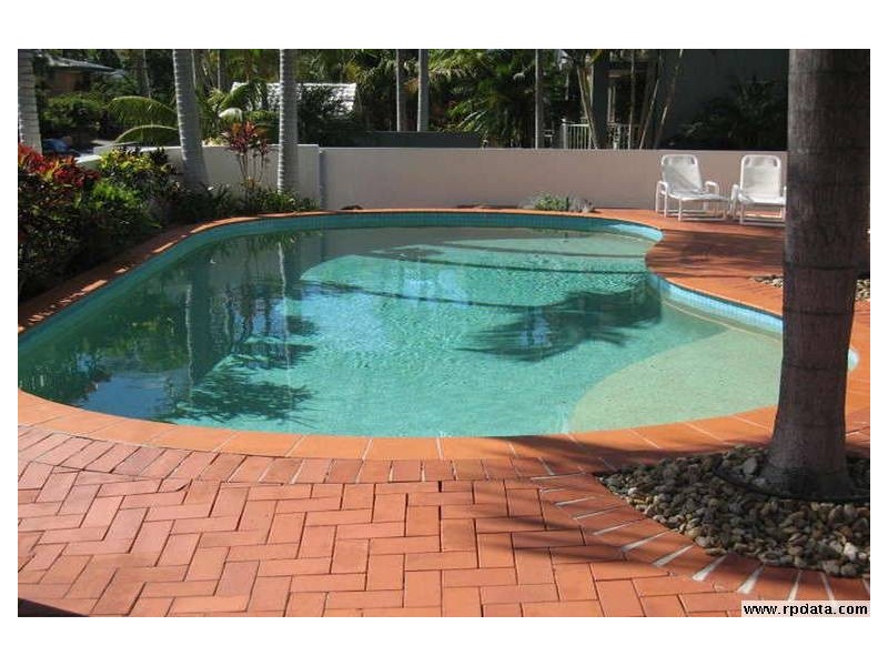 32 CRONIN AVENUE, Main Beach QLD 4217