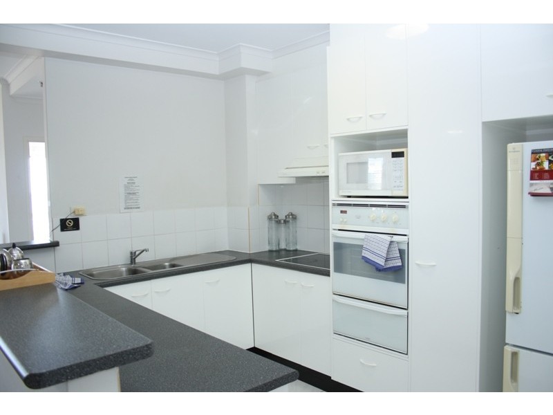 11 HUGHES AVENUE, Main Beach QLD 4217