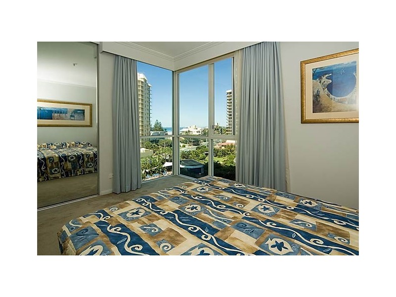 5 WOODROFFE AVENUE, Main Beach QLD 4217