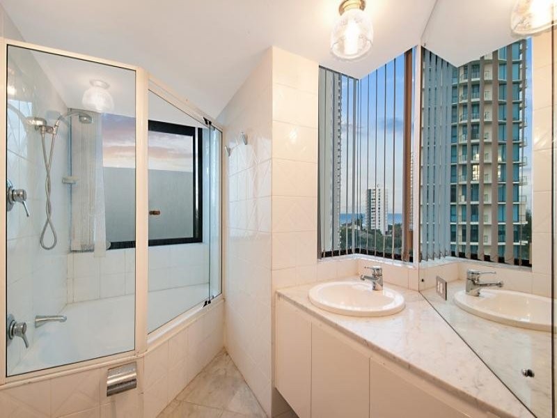 8/19 Peak Avenue, Main Beach QLD 4217