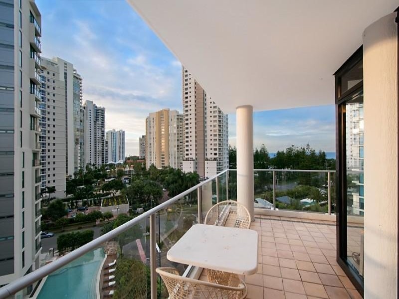 8/19 Peak Avenue, Main Beach QLD 4217