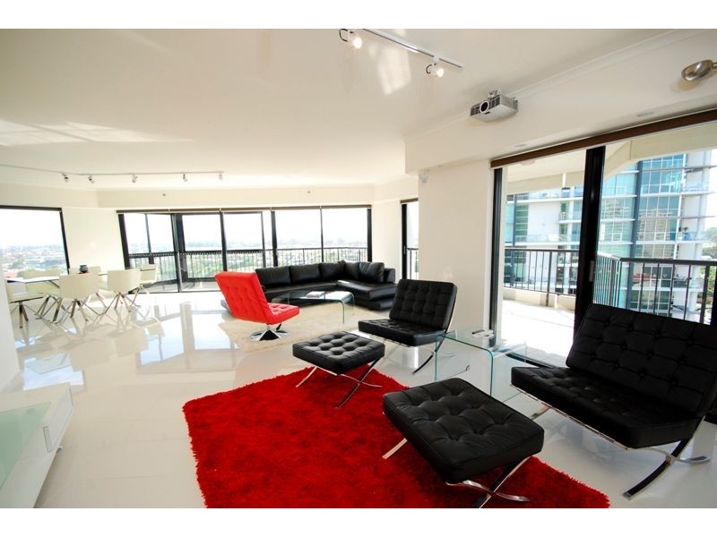 24 Breaker Street, Main Beach QLD 4217