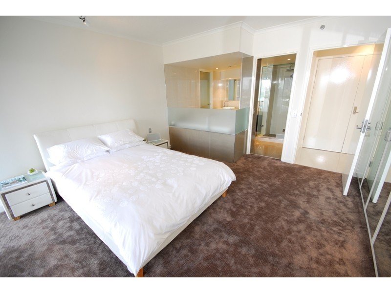 24 Breaker Street, Main Beach QLD 4217