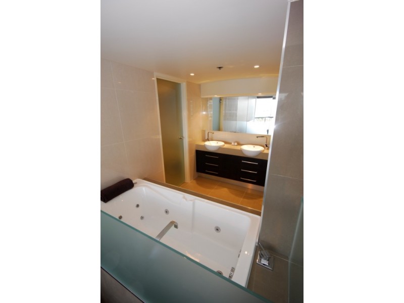 24 Breaker Street, Main Beach QLD 4217