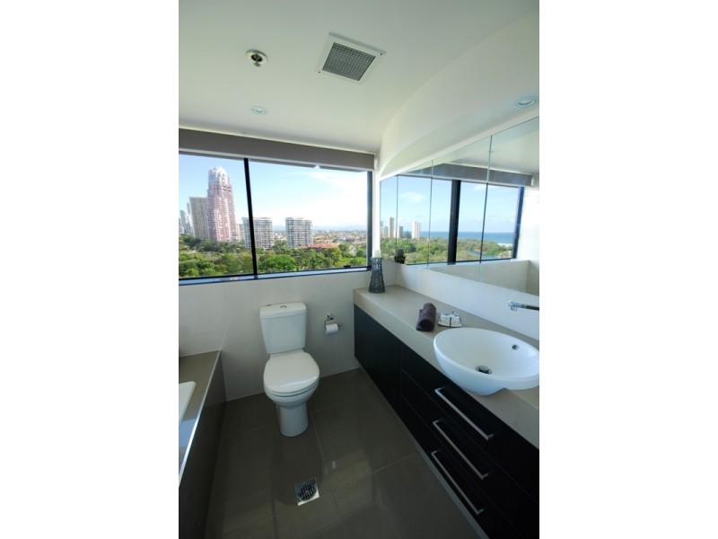 24 Breaker Street, Main Beach QLD 4217