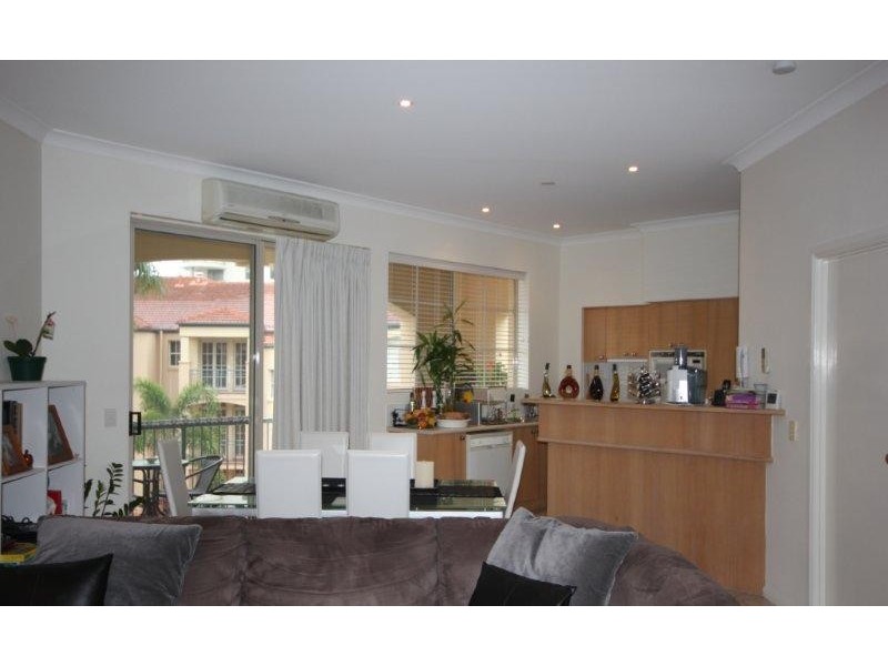 34 WOODROFFE AVENUE, Main Beach QLD 4217