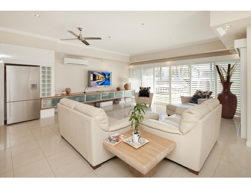30 HUGHES AVENUE, Main Beach QLD 4217