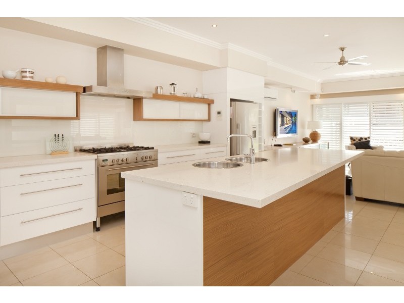 30 HUGHES AVENUE, Main Beach QLD 4217