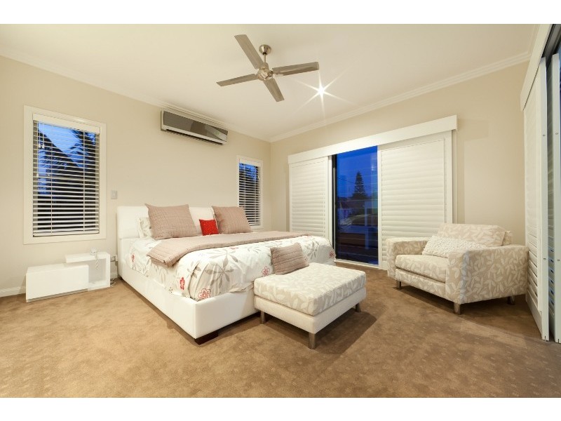 30 HUGHES AVENUE, Main Beach QLD 4217