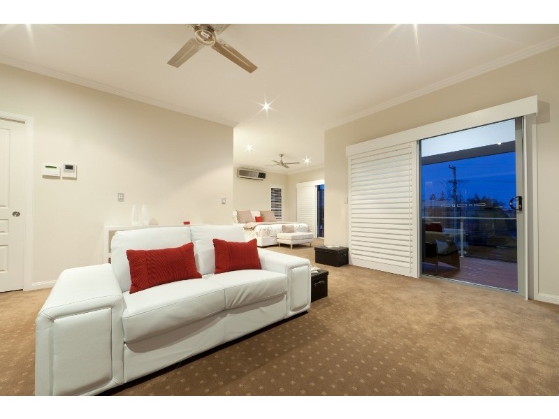 30 HUGHES AVENUE, Main Beach QLD 4217