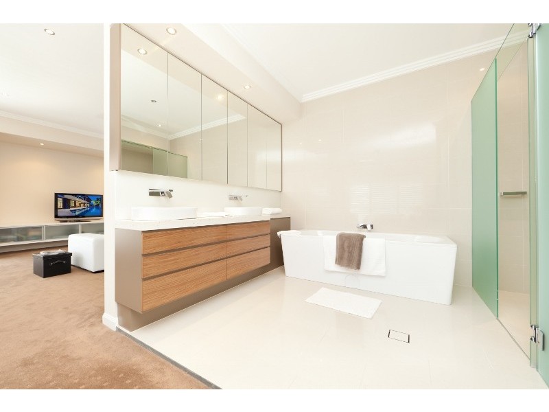 30 HUGHES AVENUE, Main Beach QLD 4217