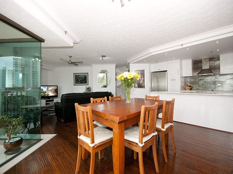8/20 CRONIN AVENUE, Main Beach QLD 4217